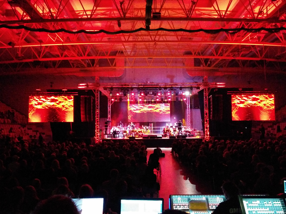 Ekran LED w hali podczas koncertu  -  transmisja live
